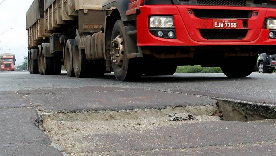 Sem pedágio, rodovias começam a ter problemas de manutenção.