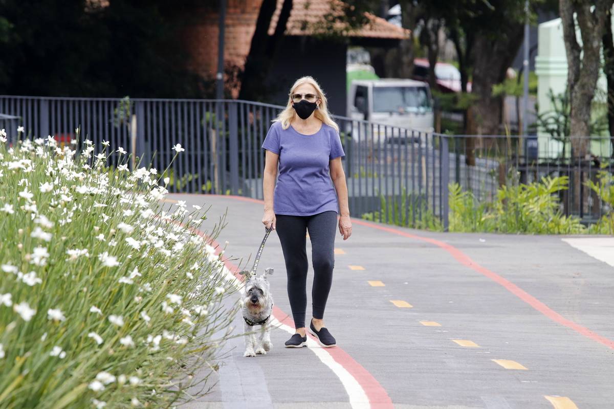 Foram dois anos seguidos de obrigatoriedade do uso de máscaras em ambientes externos no Paraná. Curitiba ainda não tem definição.