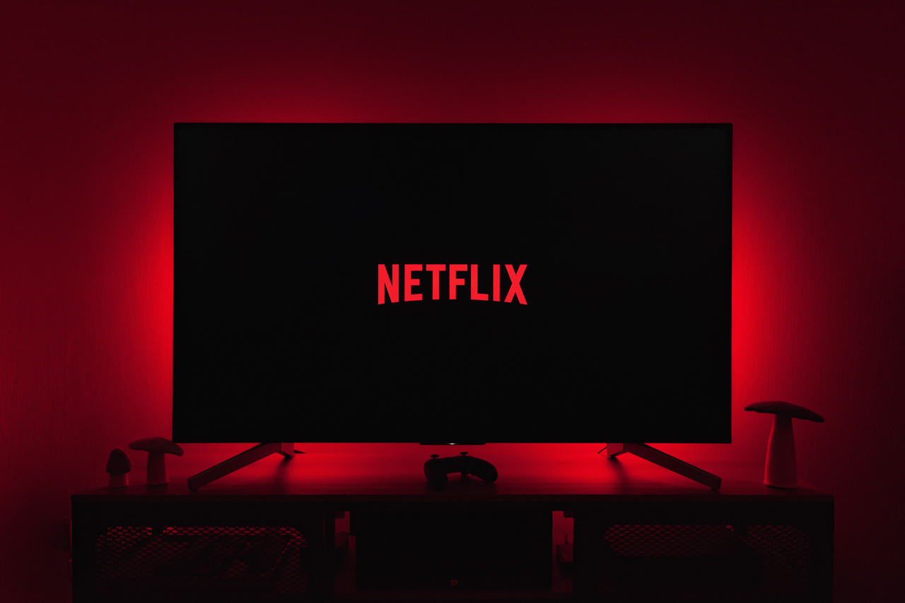 netflix começa a cobrar taxa para quem compartilha conta com amigos