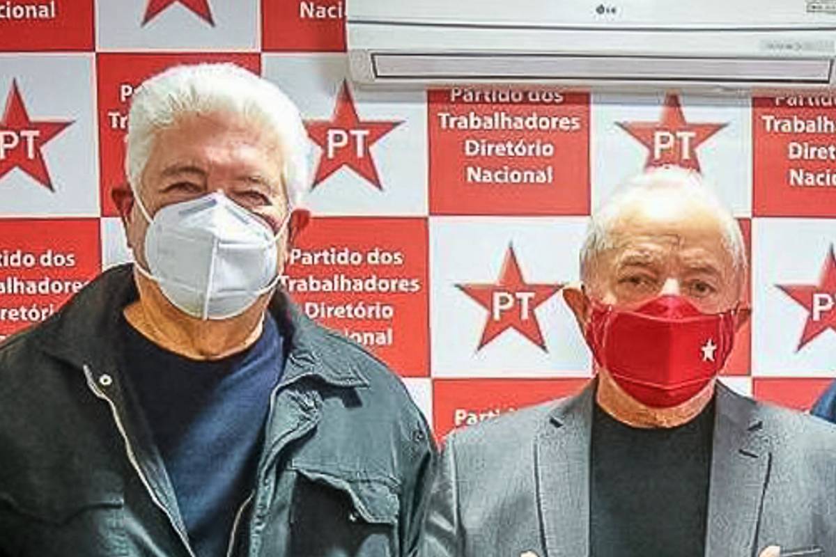 Lula participa de filiação de Roberto Requião ao PT para disputa do governo estatual.
