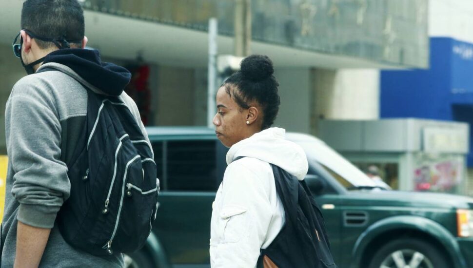 Máscara não é mais obrigatória em locais abertos em Curitiba.