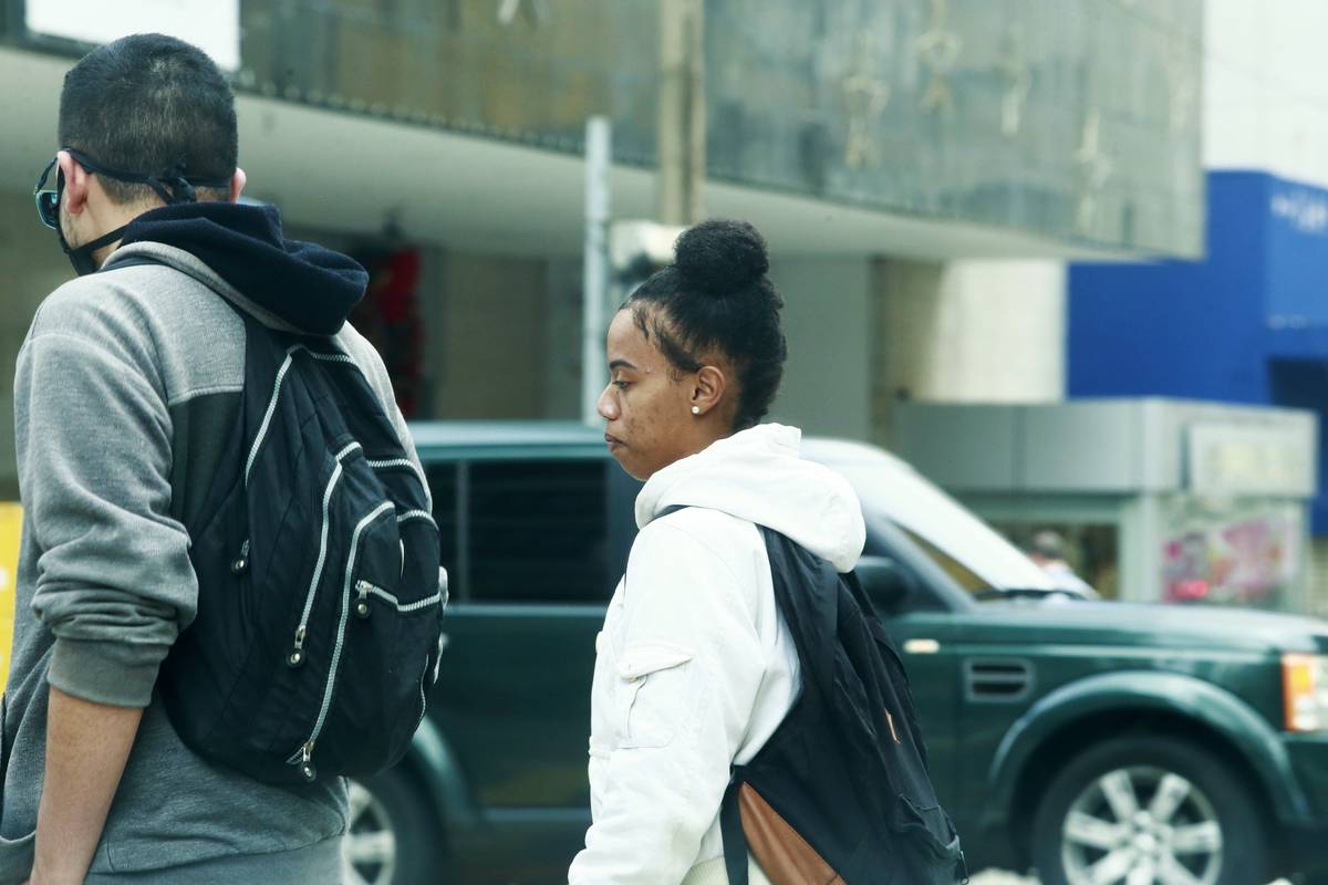 Máscara não é mais obrigatória em locais abertos em Curitiba.