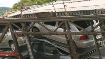 Cegonheira tombou e derrubou veículos na pista.