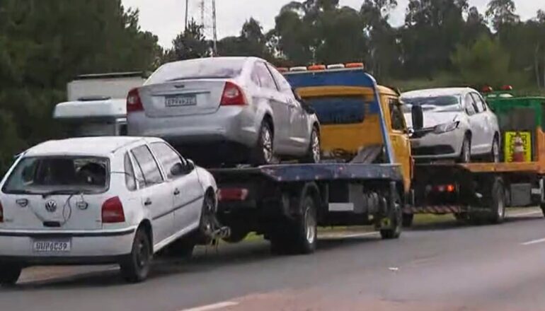 Veículos que caíram na pista foram resgatados por dois guinchos.