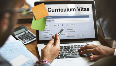 É importante que o currículo esteja sempre atualizado, pronto para ser enviado aos recrutadores | Foto: Shutterstock