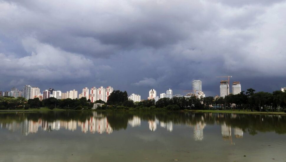 Vento em Curitiba chamou atenção e indica aproximação de frente fria. Paraná tem alerta.