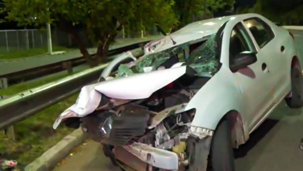 Carro ficou com a frente completamente destruída após acertar um caminhão que estava parado.