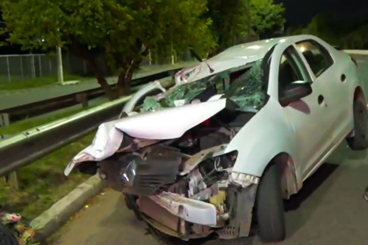 Carro ficou com a frente completamente destruída após acertar um caminhão que estava parado.