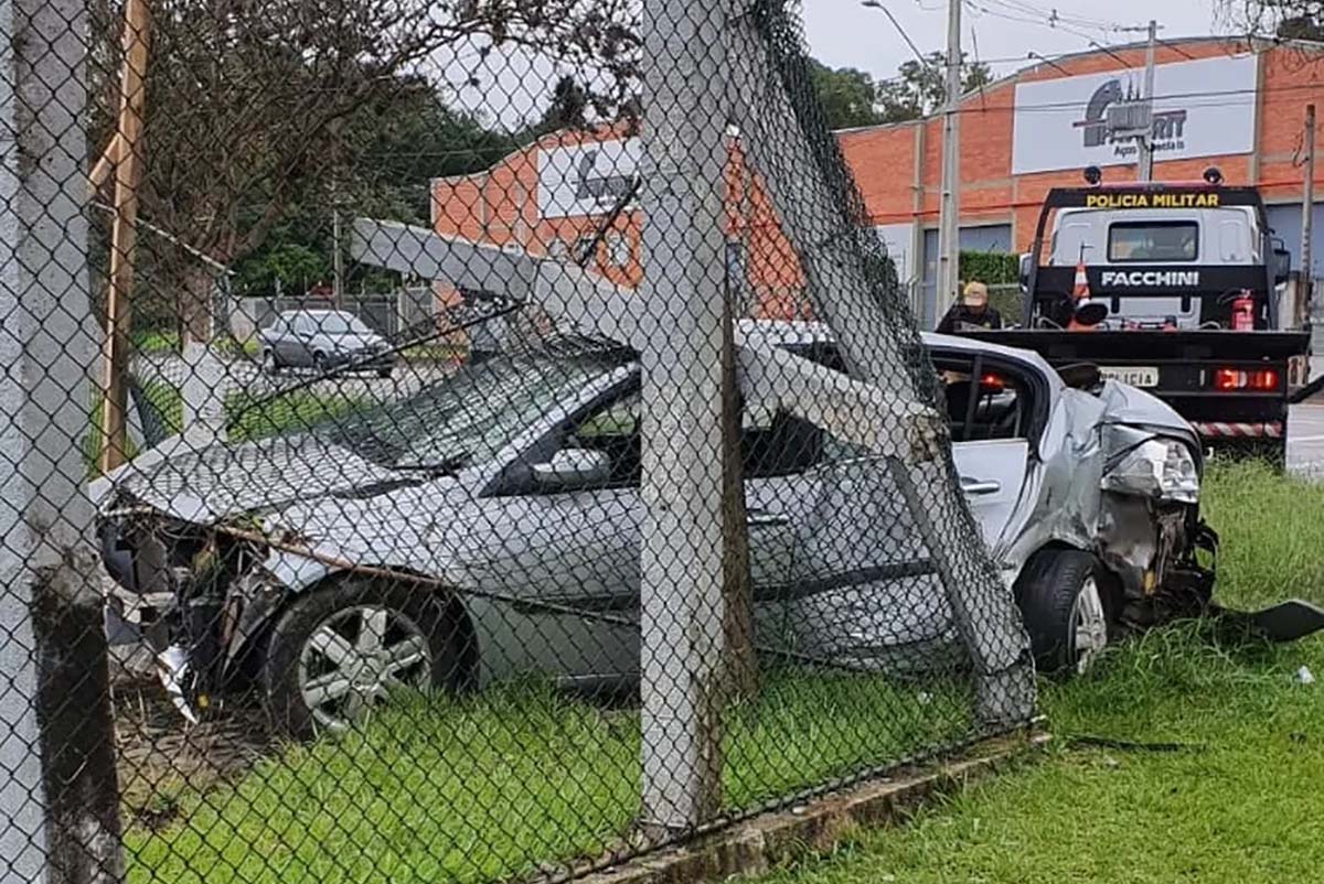 carro poste curitiba