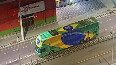 O ônibus estava estacionado em desacordo com a regulamentação, segundo a prefeitura de Curitiba.