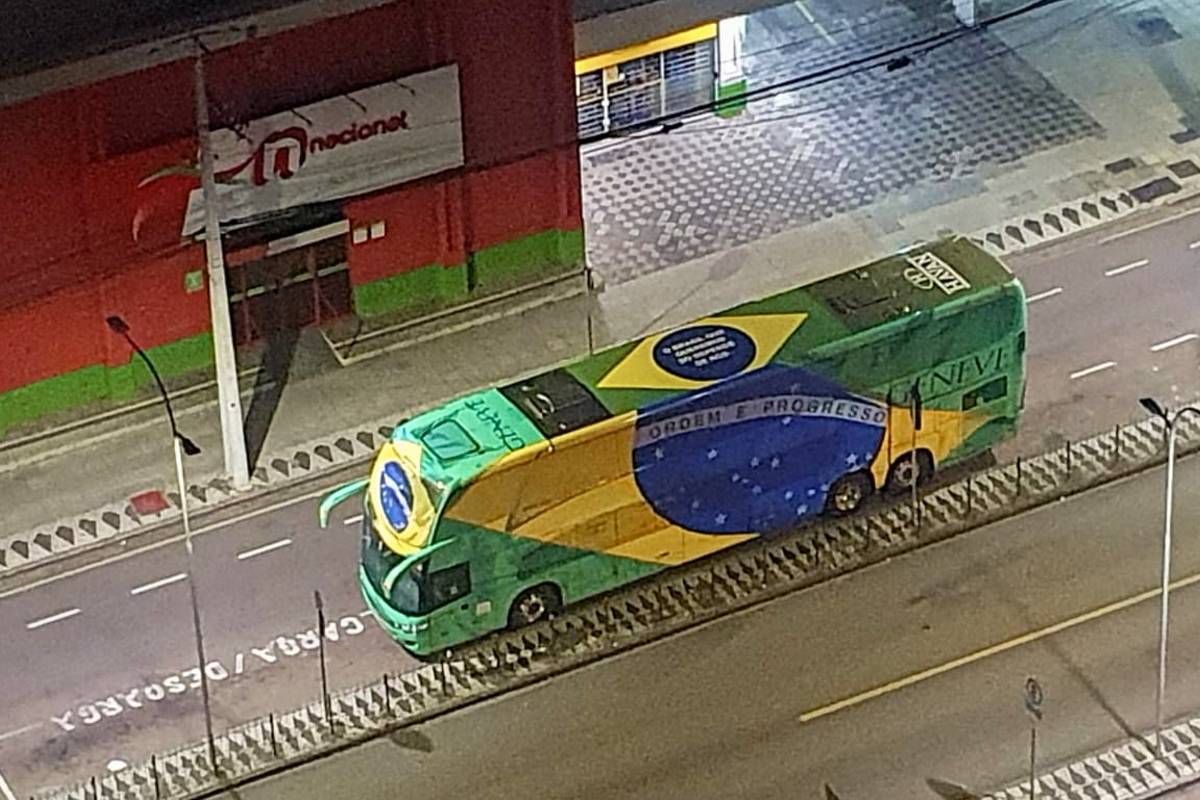 O ônibus estava estacionado em desacordo com a regulamentação, segundo a prefeitura de Curitiba.