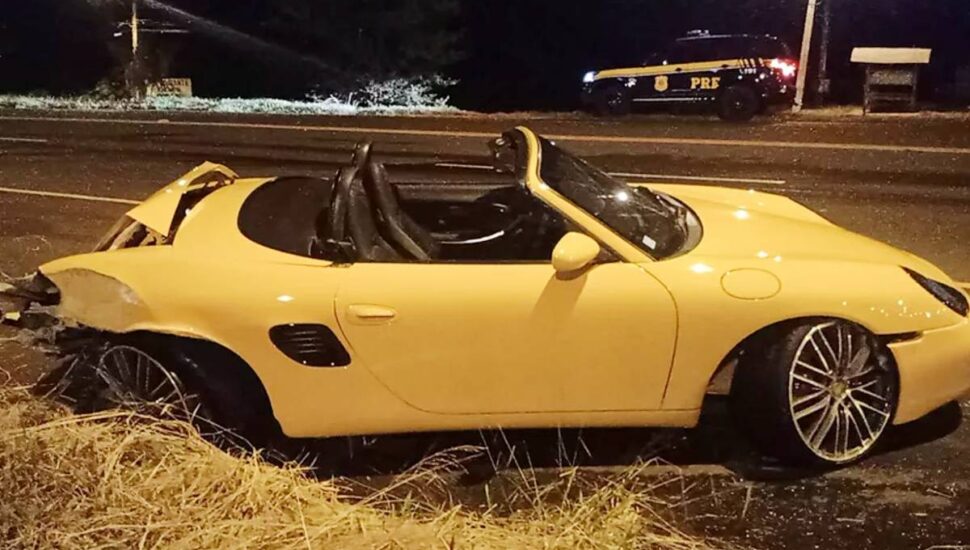 Porsche conversível ficou com a traseira destruída no acidente.
