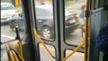 Engavetamento complicou o trânsito que já é intenso logo cedo.