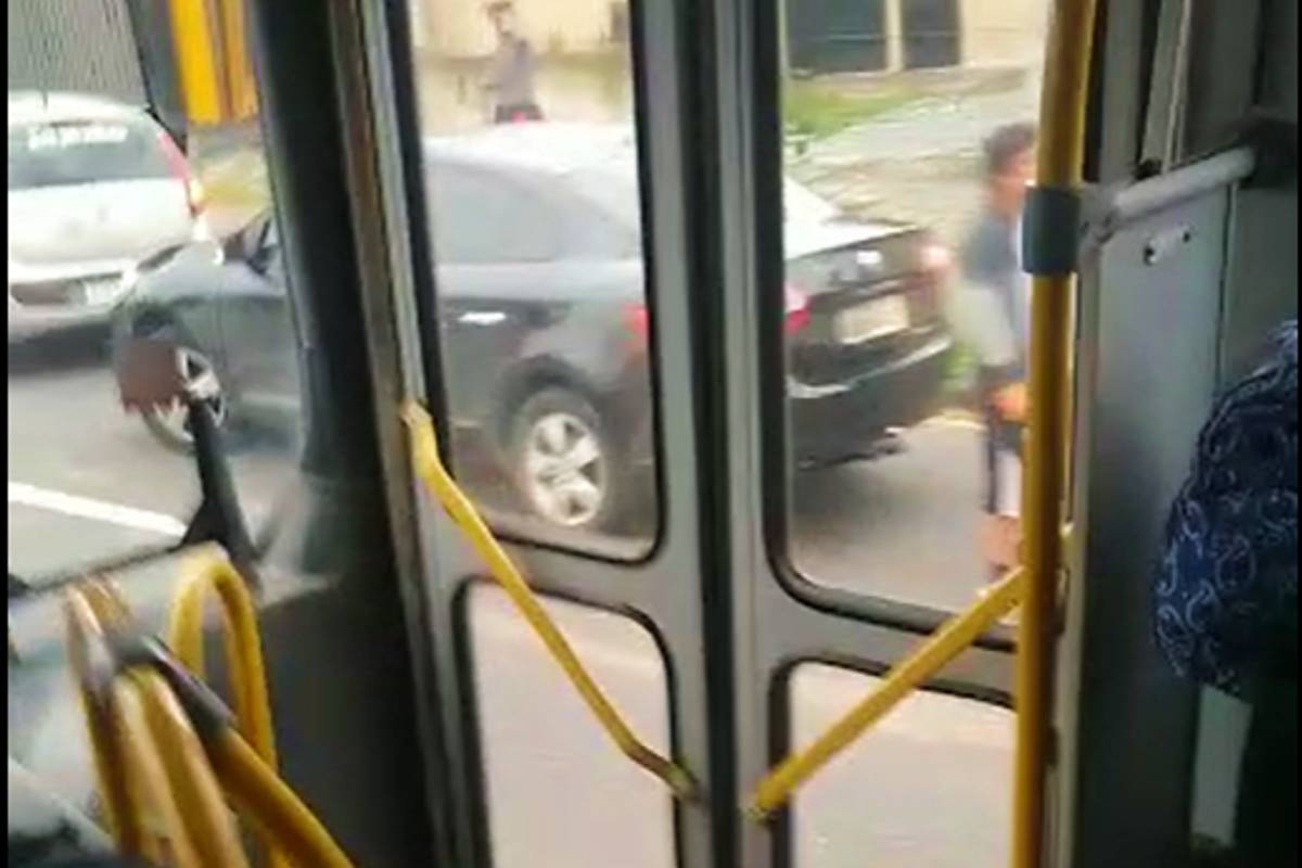 Engavetamento complicou o trânsito que já é intenso logo cedo.