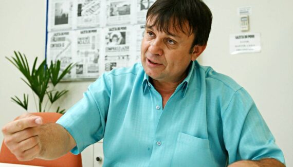 Carlos Simões estava morando numa fazenda na cidade de Campo do Tenente (PR). Ele deixa uma ex-esposa e dois filhos.