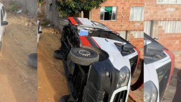 Veículo de atendimento de urgência tombou em rua de terra em Curitiba.