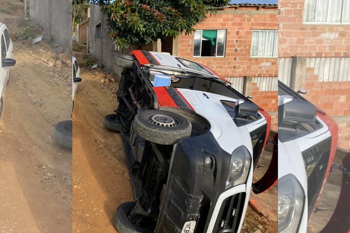 Veículo de atendimento de urgência tombou em rua de terra em Curitiba.