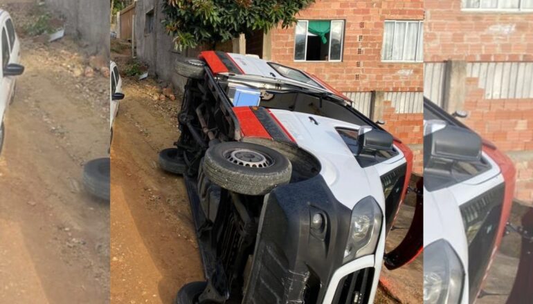 Veículo tombou ao tentar prestar atendimento na Rua Raul Kuhn, no bairro Cachoeira em Curitiba. 