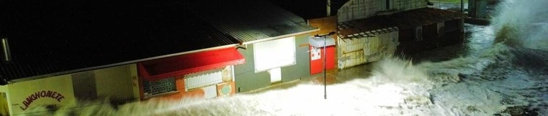 Imagens feitas por drone mostram a violência das ondas.