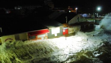 Imagens feitas por drone mostram a violência das ondas.