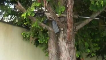 Armamento ficou pendurado em uma árvore perto da sede da empresa de transporte de valores que foi atacada em Guarapuava.