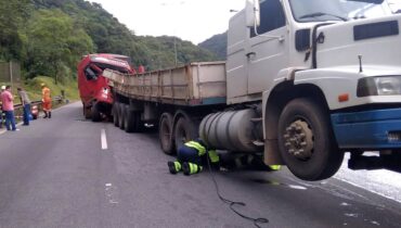 Pancada entre os caminhões ocorreu na descida da Serra do Mar, na BR-376.