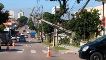 Poste quebrou al meio e despencou na via.