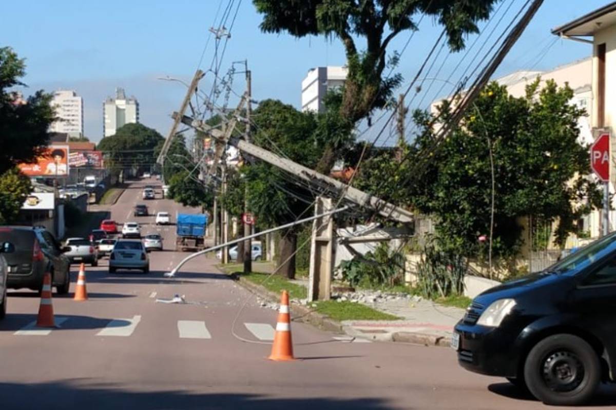 Poste quebrou al meio e despencou na via.
