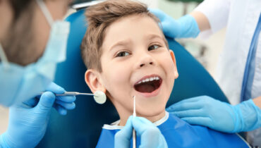 Criança no dentista: qual é o momento ideal para começar as consultas?