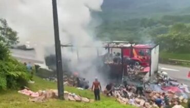Acidente ocorreu no sentido Santa Catarina e gera grande congestionamento no trecho logo cedo.