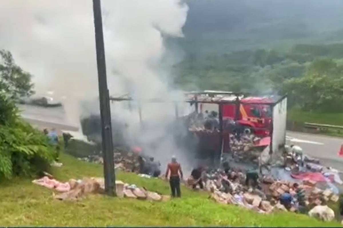 Acidente ocorreu no sentido Santa Catarina e gera grande congestionamento no trecho logo cedo.