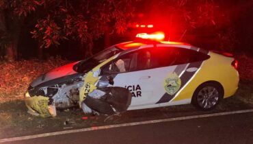 Viatura ficou com a frente destruída com a pancada.