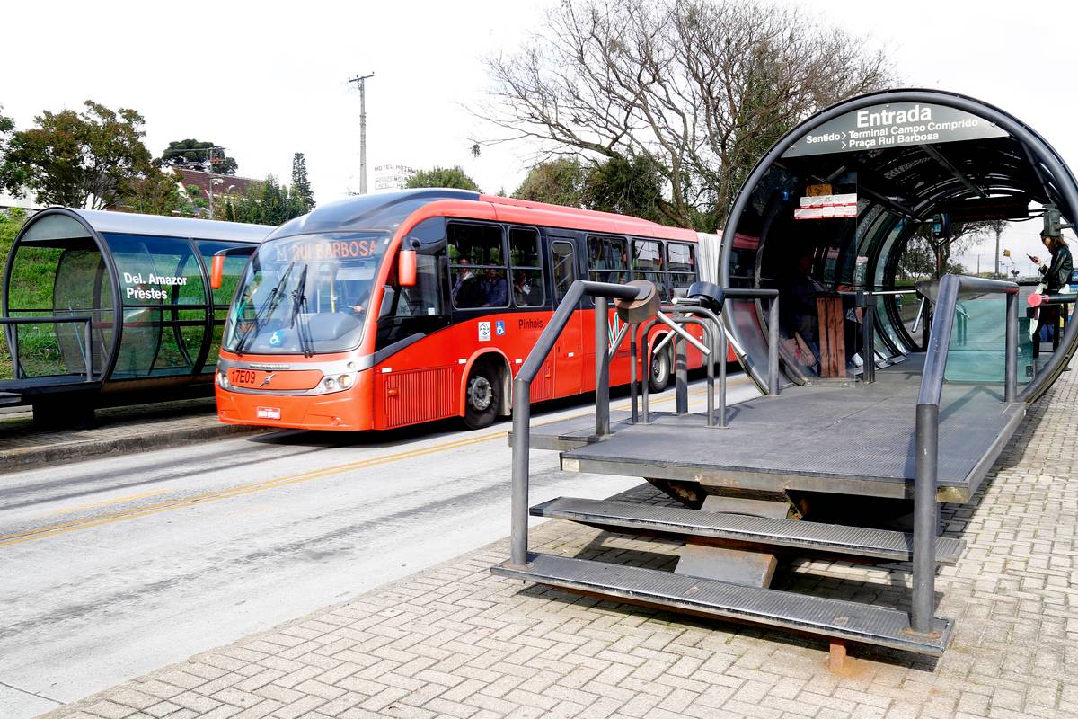 Estações-tubo são um cartão postal de Curitiba. Elas devem ser revitalizadas?