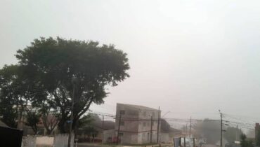 Neblina tomou conta do céu de Curitiba logo cedo, nesta terça-feira.