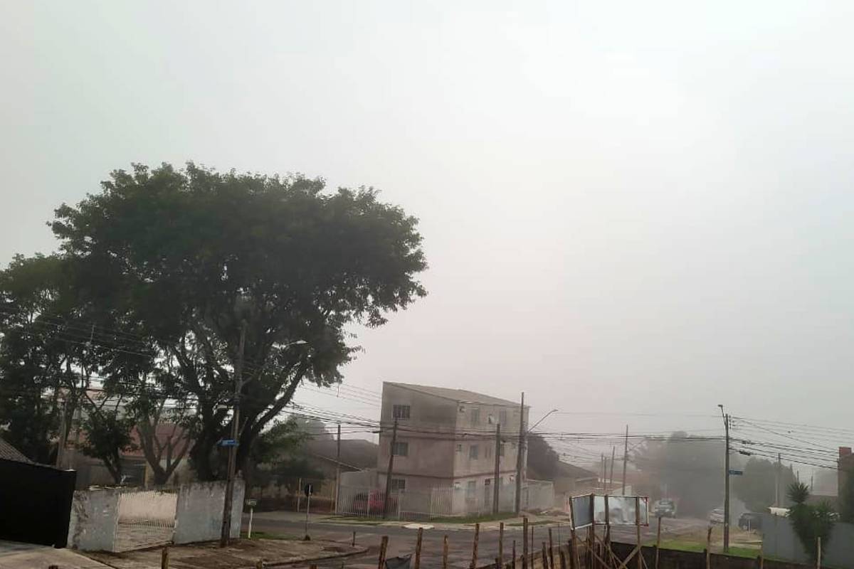 Neblina tomou conta do céu de Curitiba logo cedo, nesta terça-feira.
