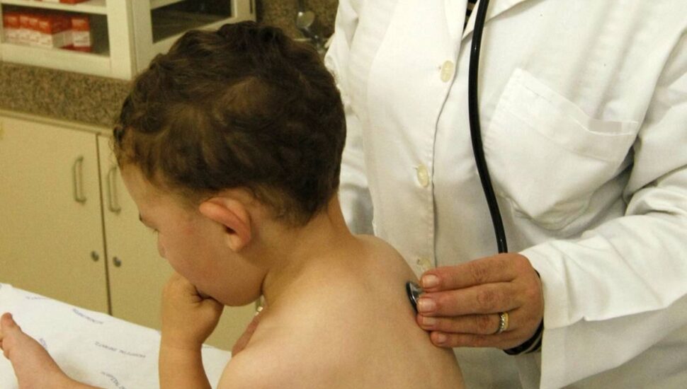 Atendimento às crianças com febre, tosse, diarreia cresceu muito em Curitiba nos últimos dias.