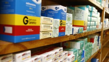 Remédios específicos para tratamento infantil estão em falta em farmácias de Curitiba.