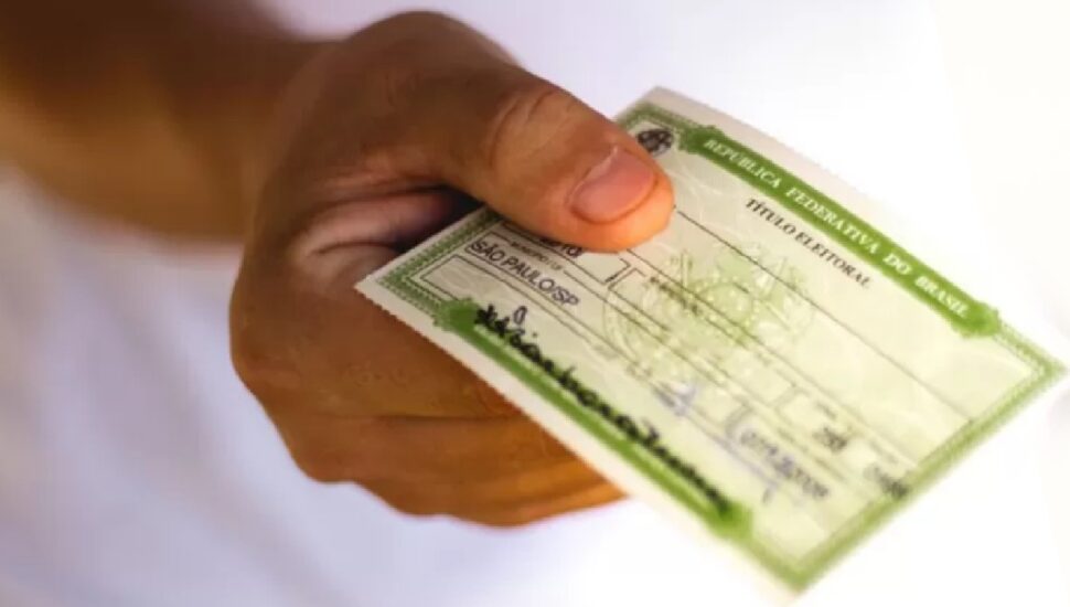 Eleitor com título em mão