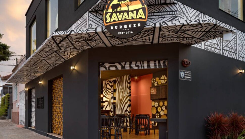 Fachada da hamburgueria Savana recebeu grafite preto e branco do artista JC Lima|