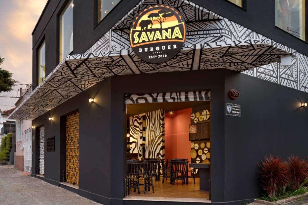 Fachada da hamburgueria Savana recebeu grafite preto e branco do artista JC Lima|
