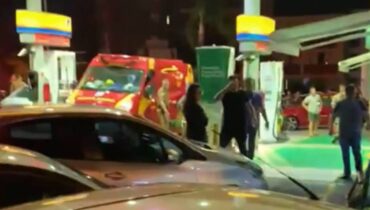 Uma pessoa morreu e outras três ficaram feridas após uma confusão em um posto de combustíveis de Curitiba.
