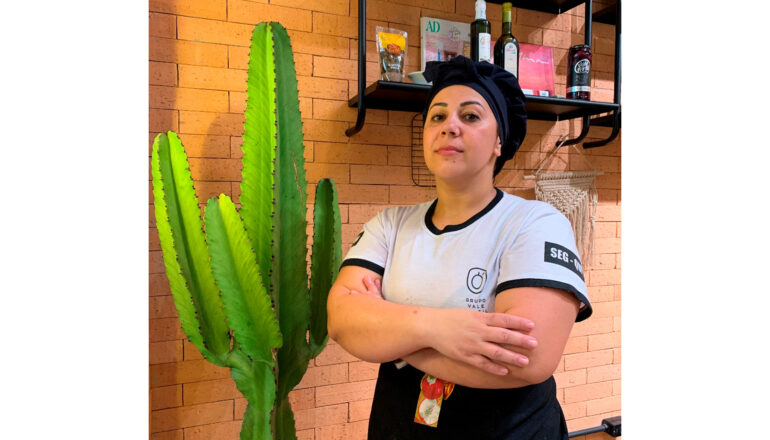 A cozinheira Denise Maia ensina o passo a passo para preparar o prato especial do domingo | Foto: Divulgação