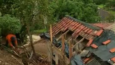 Idosos foram retirados às pressas da casa por parentes e vizinhos