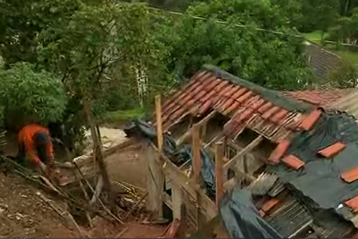 Idosos foram retirados às pressas da casa por parentes e vizinhos