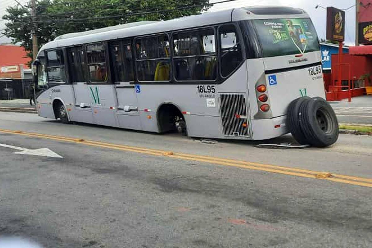 Ligeirinho ficou travado no meio da rua após perder as rodas traseiras.
