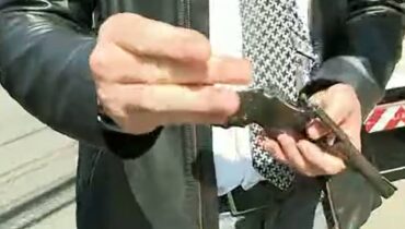 Delegado Tito Barrichello mostrou a arma encontrada com o homem após o confronto.