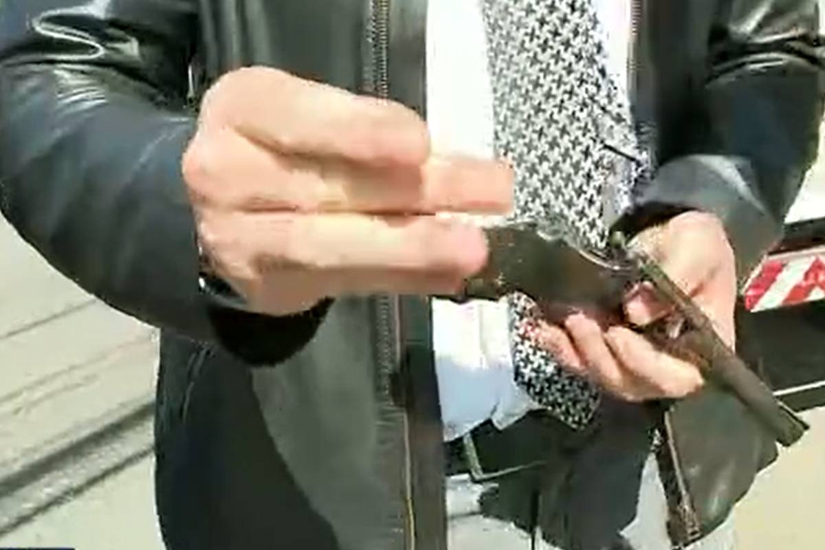 Delegado Tito Barrichello mostrou a arma encontrada com o homem após o confronto.