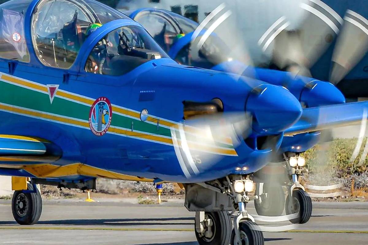 Aeronaves da Esquadrilha da Fumaça fizeram uma apresentação em Ponta Grossa.