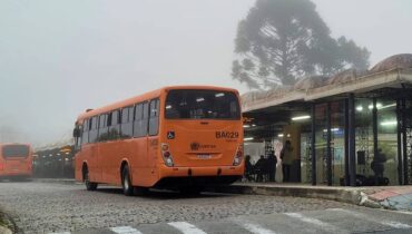 Ônibus em Curitiba tiveram atrasos nesta segunda-feira por causa da assembleia de motoristas e cobradores.