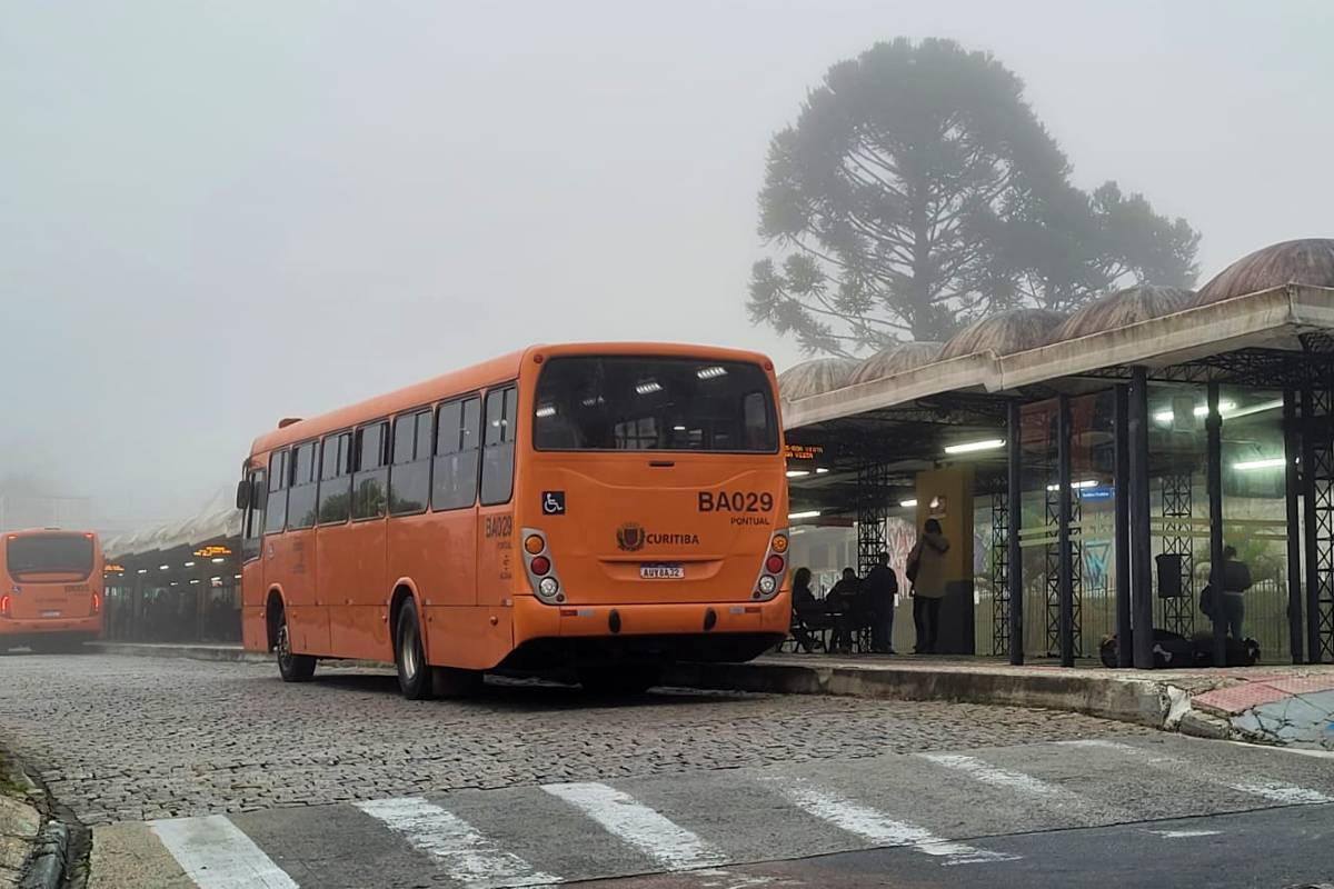 Ônibus em Curitiba tiveram atrasos nesta segunda-feira por causa da assembleia de motoristas e cobradores.